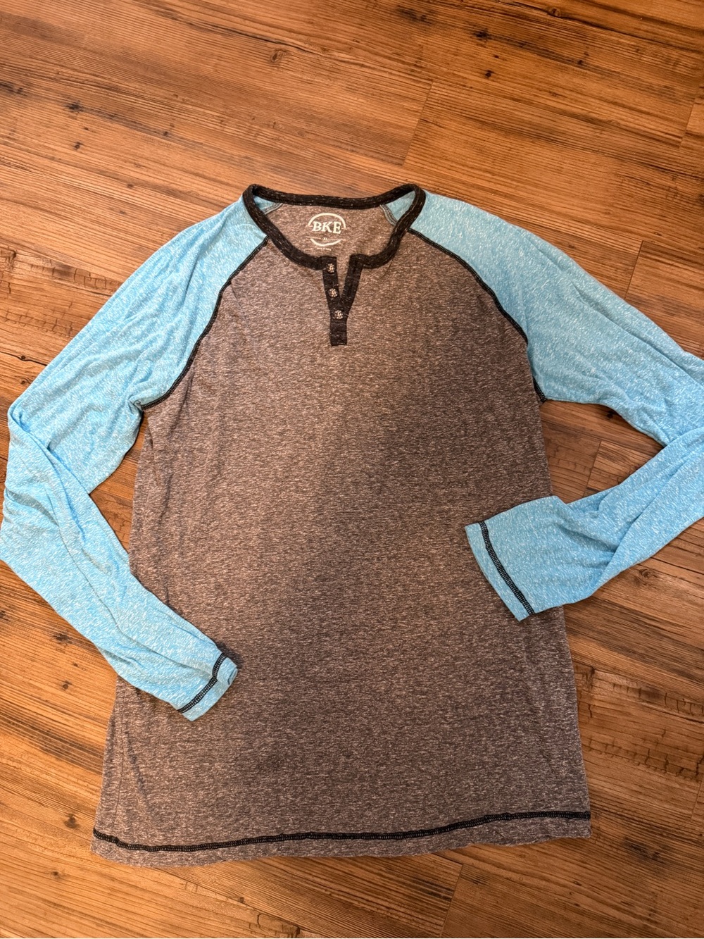 BKE Heather Gray and blue Henley with Black Trim like new! Men’s XL BUCKLE